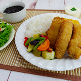 Isca de peixe com ovo frito com molho especial